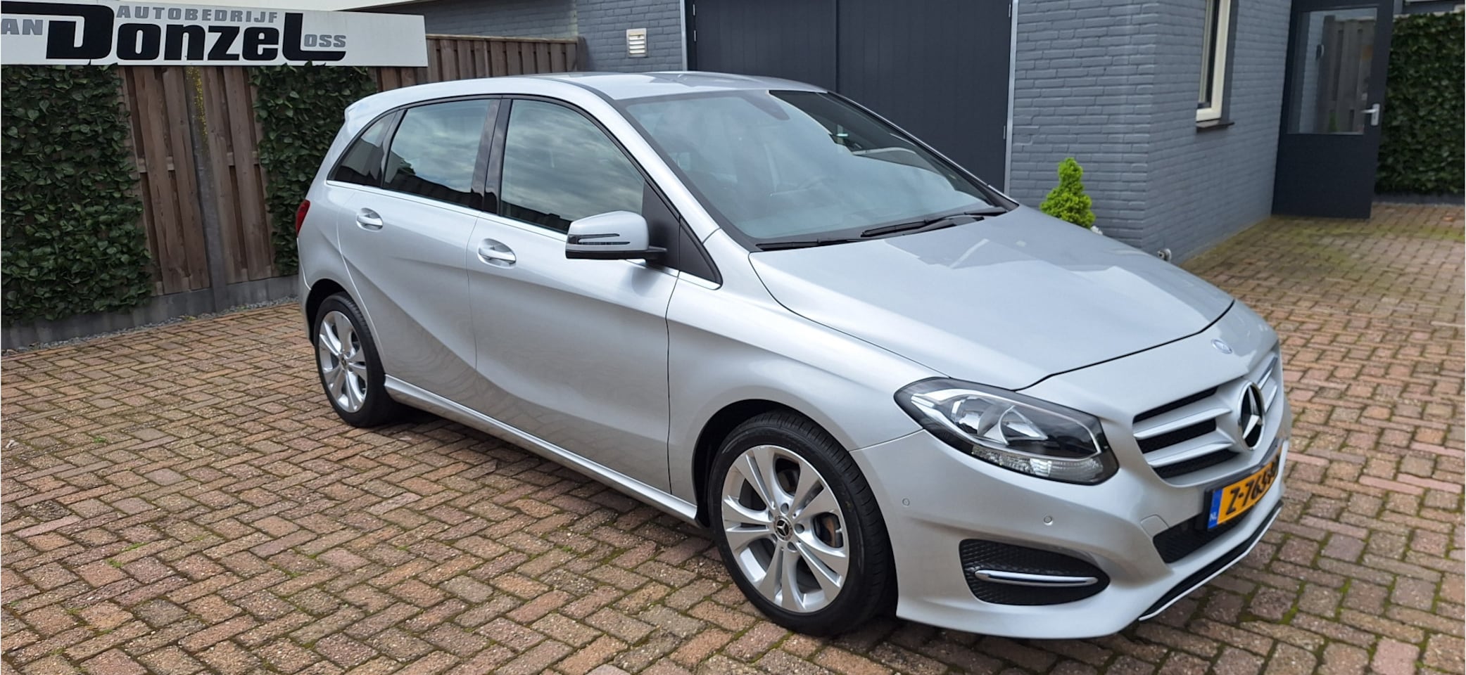 Mercedes-Benz B-klasse - 180 Ambition AUTOMAAT + NAVIGATIE + 92156 km - AutoWereld.nl