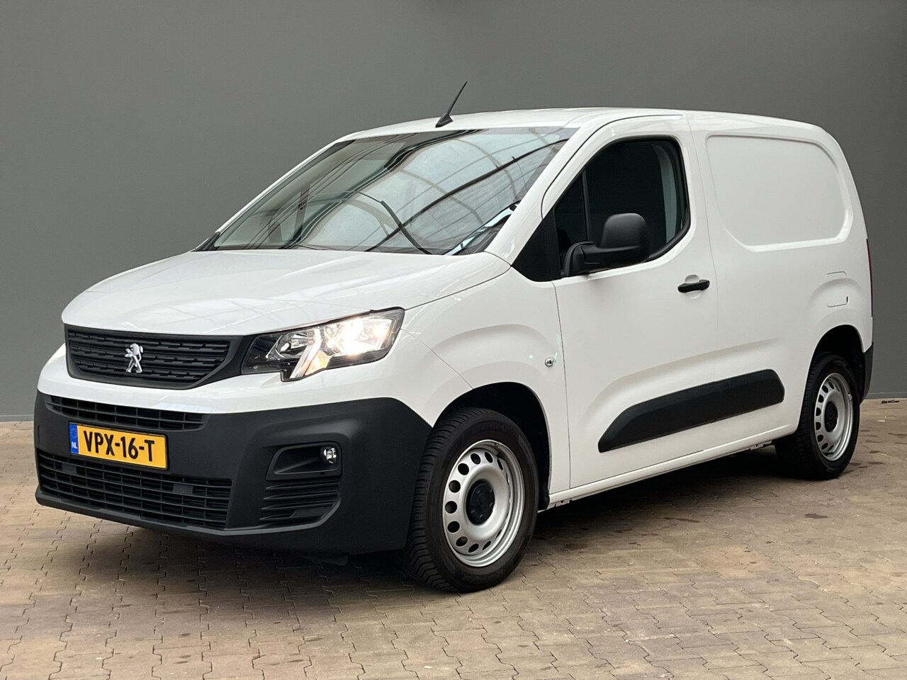 Peugeot Partner - 1.5 BlueHDI Premium | Carplay | Airco | Cruise | Houten Vloer | Schuifdeur Rechts | Blueto - AutoWereld.nl