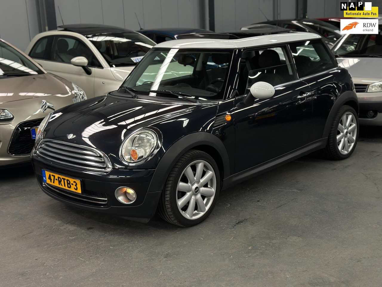 MINI Cooper - Mini 1.6 PANO Stoelverwarming Nieuwe APK - AutoWereld.nl