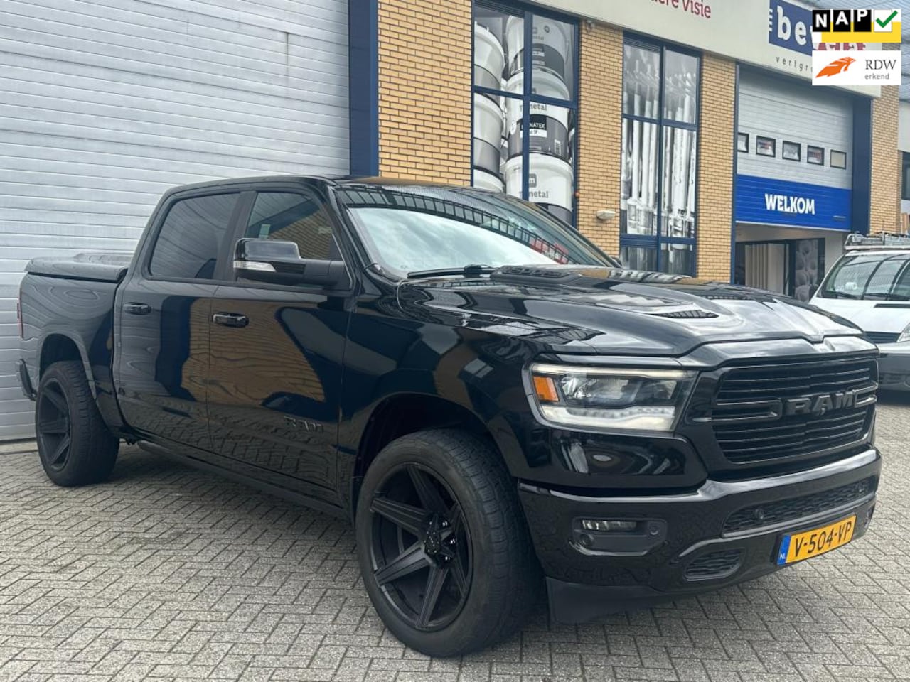 Dodge Ram 1500 - 5.7 V8 4x4 Crew Cab Laramie 5.7 V8 4x4 Crew Cab Laramie, Zeer mooi, Panorama dak, leder, Navi, Lpg, Nap, Apk, Pdc, Tre - AutoWereld.nl