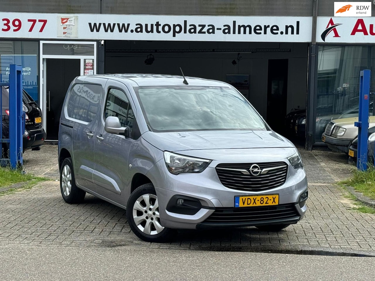 Opel Combo - 1.5D L1H1 Euro6 3Zits Airco Cruise Navi Carplay Camera LM-Velgen - AutoWereld.nl