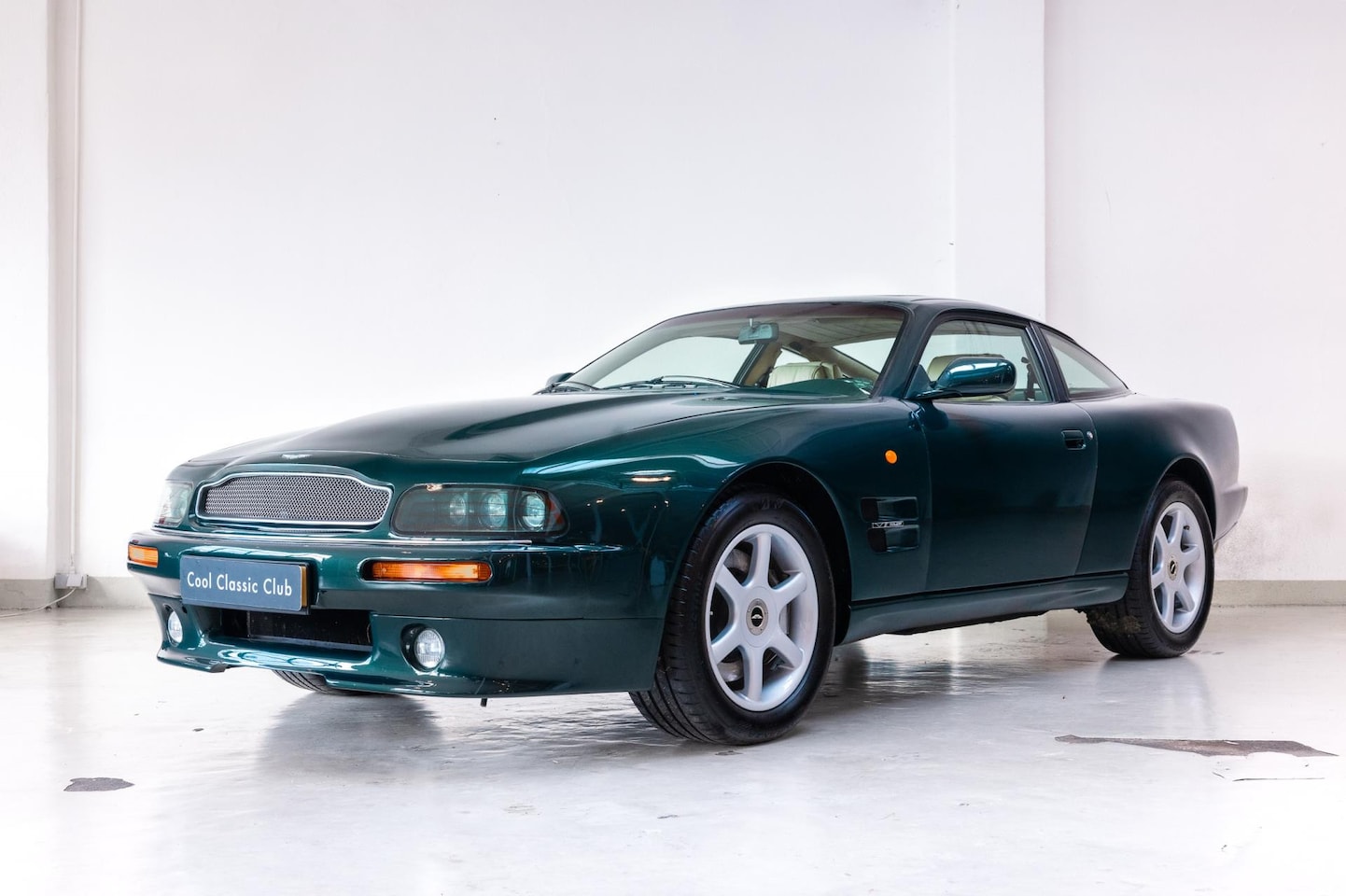 Aston Martin V8 Coupé - Sunroof - LHD - Swiss Delivered - - AutoWereld.nl