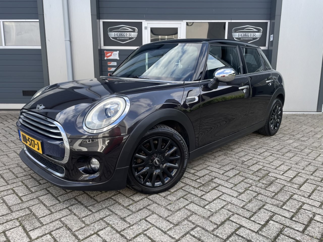 MINI Cooper - Mini 1.5 Business Automaat NAP 5 deurs PDC Grote Navi zwart he - AutoWereld.nl