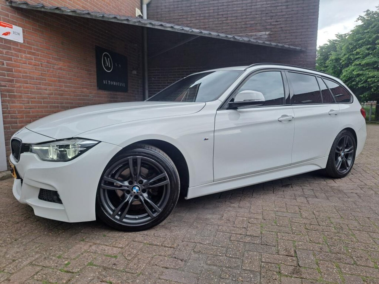 BMW 3-serie Touring - 320i M Sport Edition 184PK Auto. Navigatie / Apple Car Play / Led Verlichting / Lederen Be - AutoWereld.nl