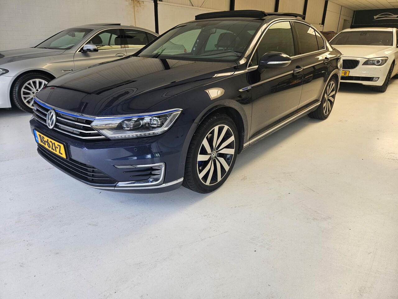 Volkswagen Passat - 1.4 TSI GTE Connected Series Plus Panoramadak - AutoWereld.nl