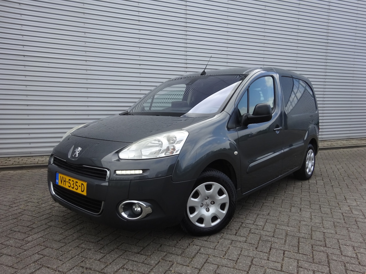 Peugeot Partner - 120 1.6 e-HDI L1 Navteq Climate / Trekhaak / Cruise control - AutoWereld.nl