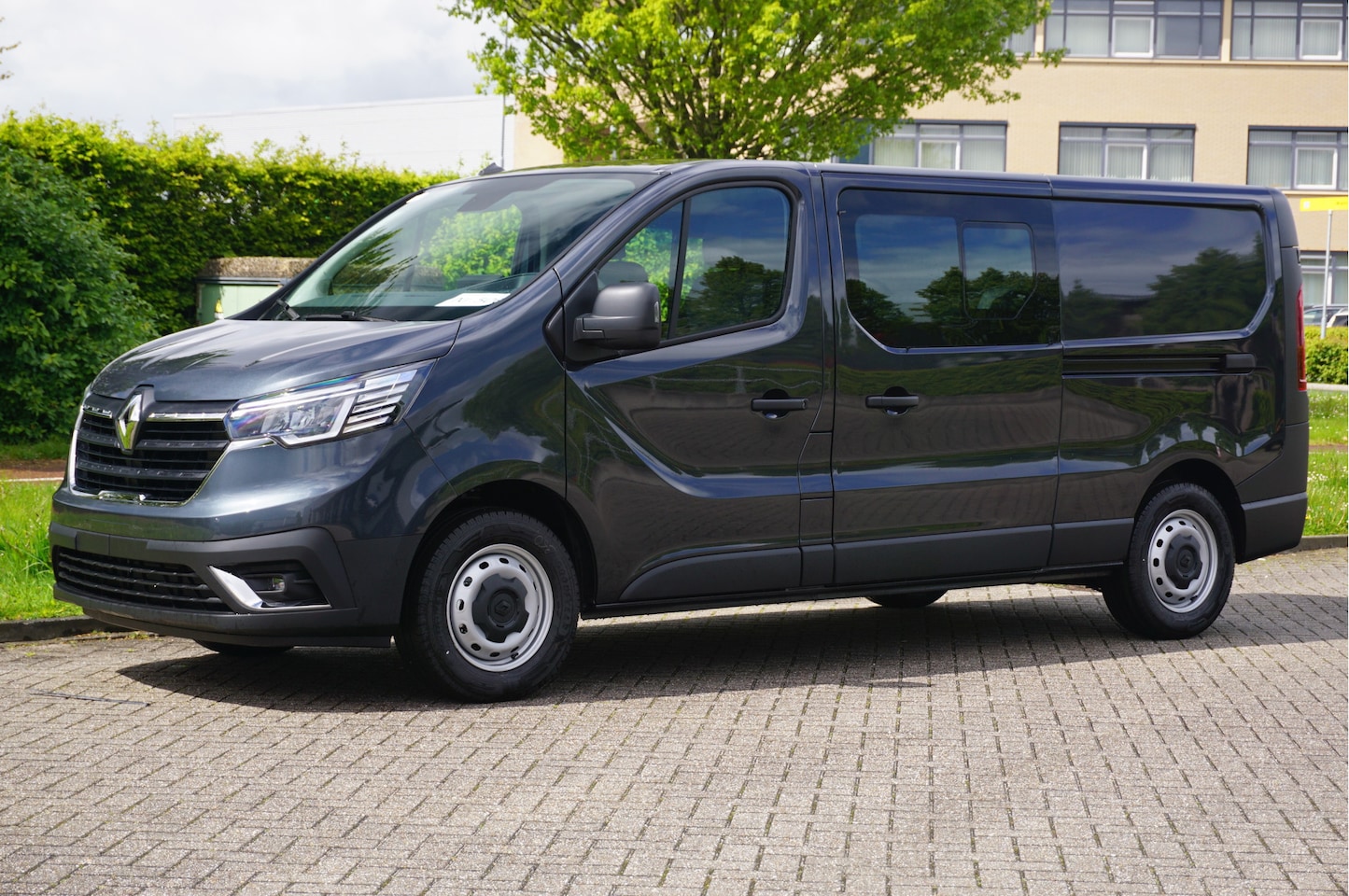 Renault Trafic - 2.0DCI 170PK L2H1 DC EDC Automaat Navi,  Climate, Cruise, LED!! NR. 620 - AutoWereld.nl