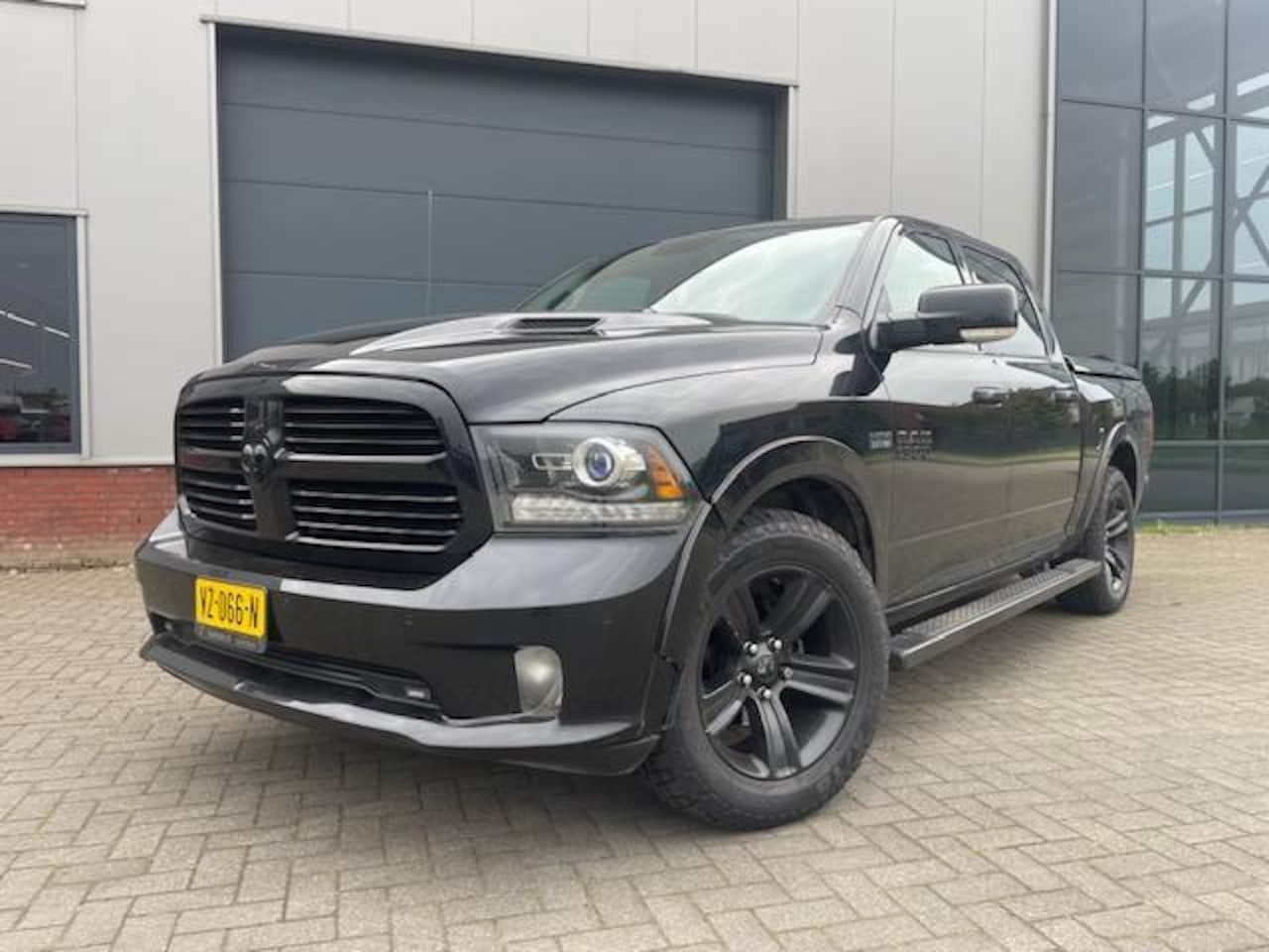 Dodge Ram 1500 - 5.7 V8 Crew Cab 5'7 Sport Black Ops - AutoWereld.nl