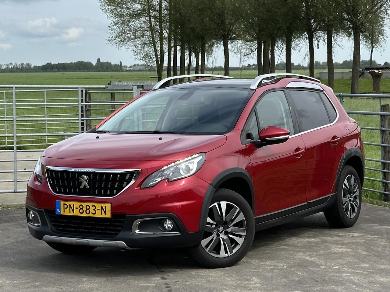 Peugeot 2008 - 1.2 PureTech Allure | Trekhaak, Pano, Navi, Carplay - AutoWereld.nl