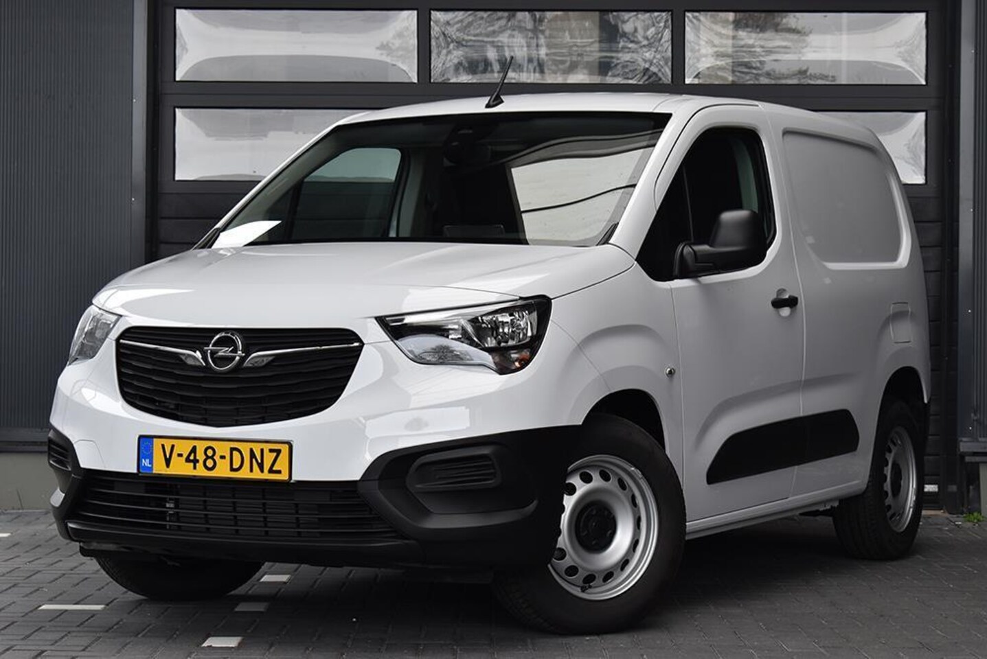 Opel Combo-e - L1H1 Standaard 50 kWh RIJKE UITRUSTING / DIRECT BESCHIKBAAR! - AutoWereld.nl