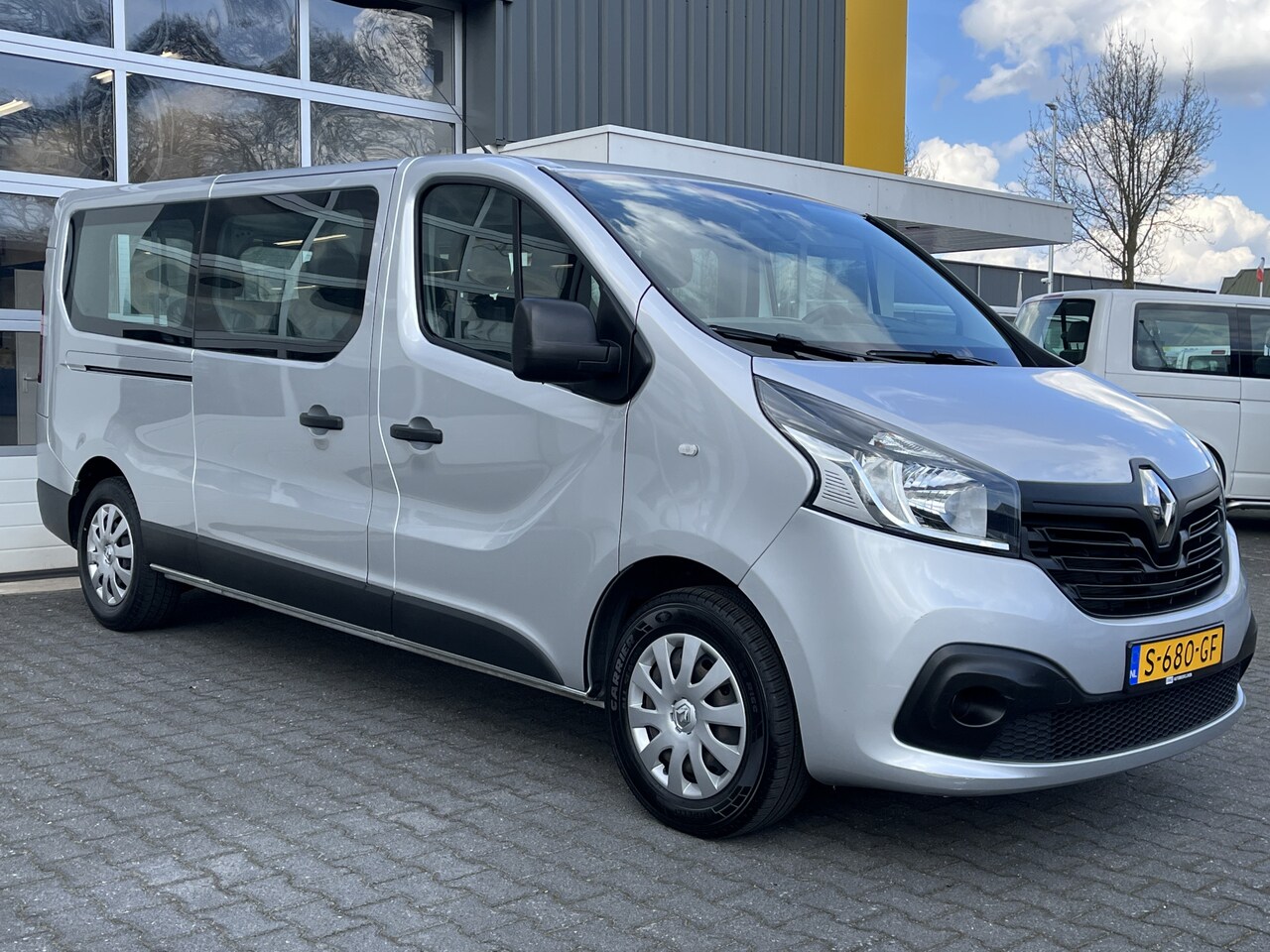 Renault Trafic Passenger - 1.6 dCi Euro 6 BTW / BPM vrij marge Lengte 2 Airco Cruise control Navigatie PDC 1e eigenaa - AutoWereld.nl