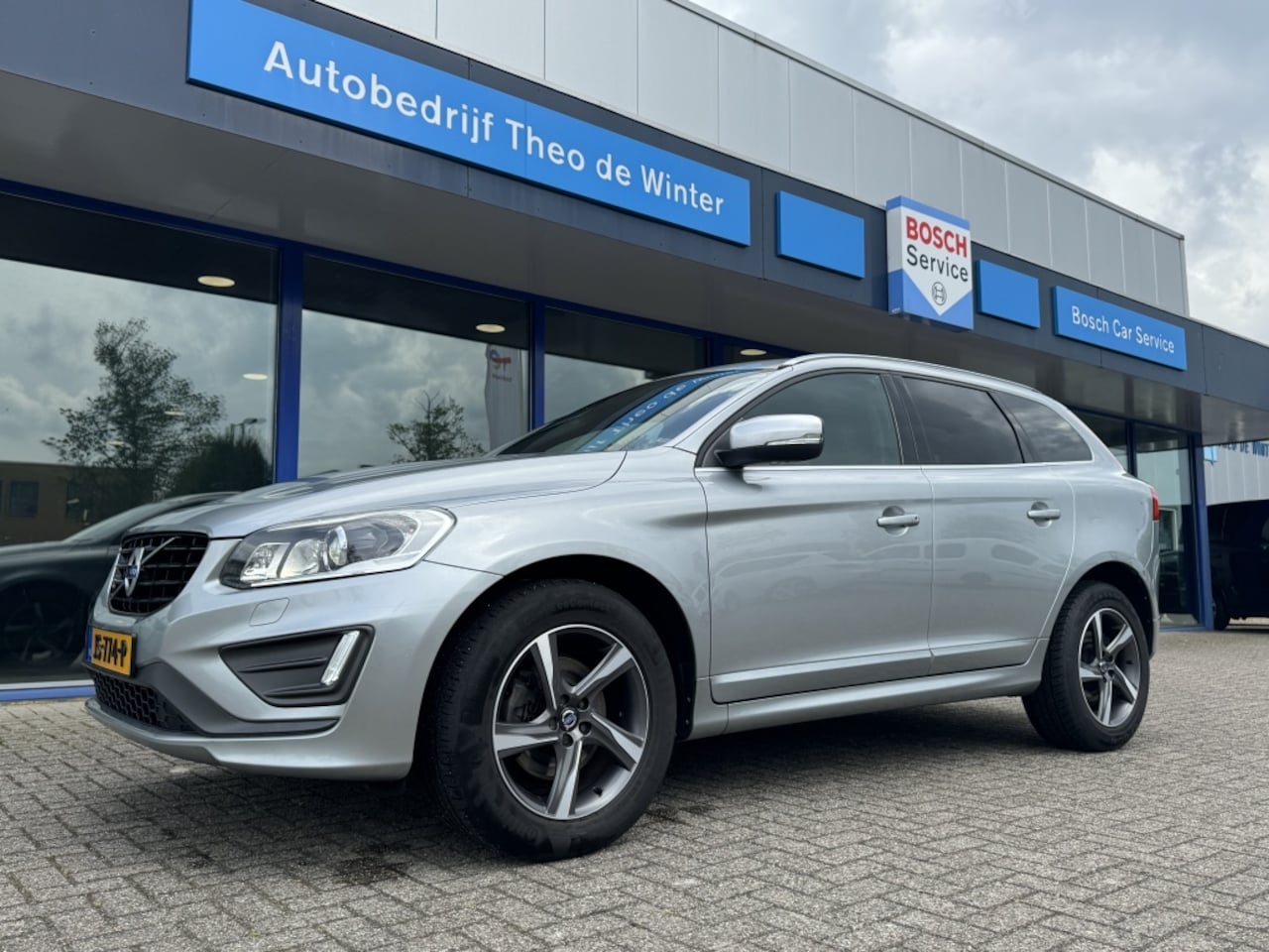 Volvo XC60 - 2.4 D5 R-Design| Stoelverwarming, Trekhaak, Cruise, Navi - AutoWereld.nl