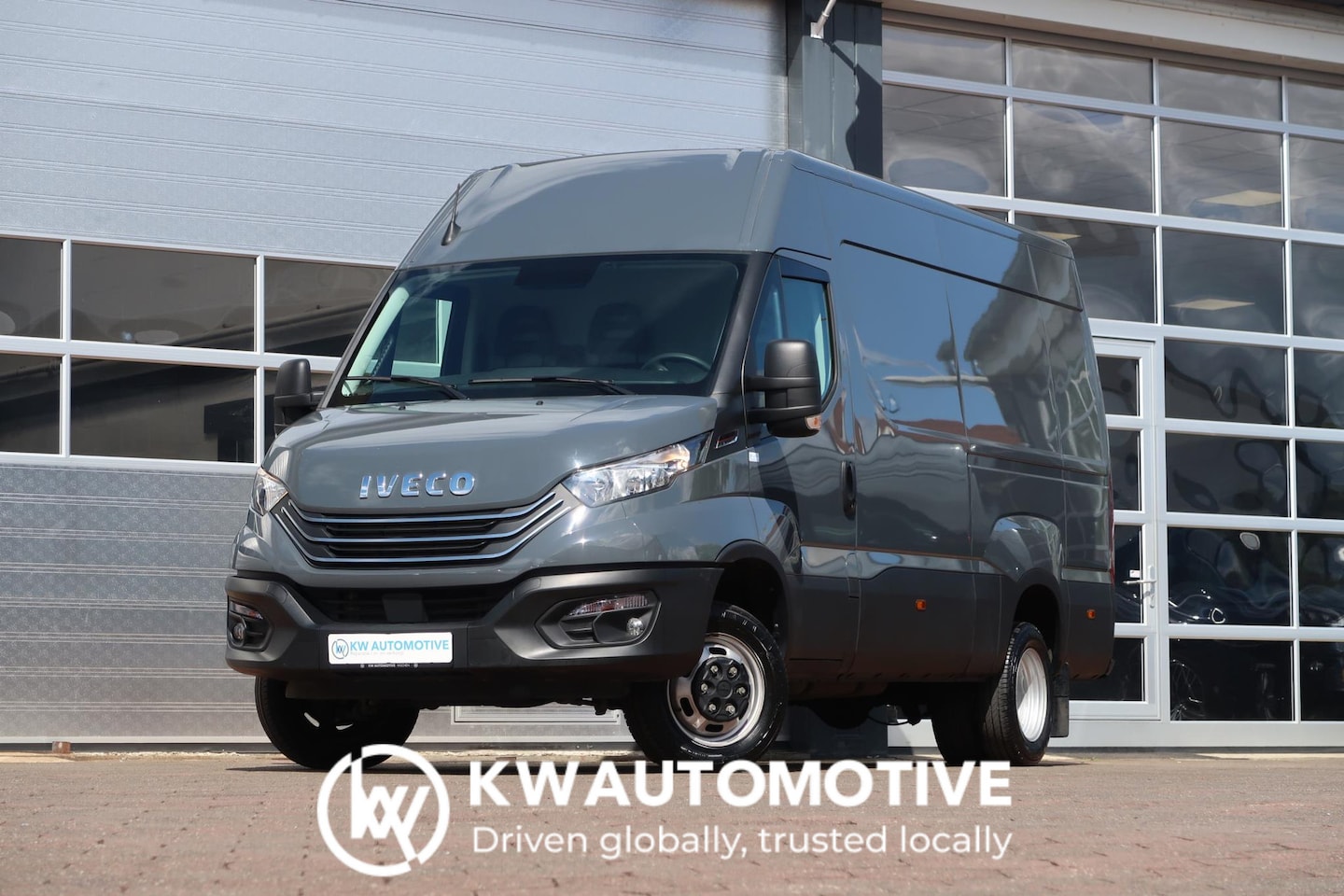 Iveco Daily - 35C18HV 3.0 L2H2 AUT/ DUBBELLUCHT/ CAMERA/ CRUISE/ CLIMA/ TREKHAAK - AutoWereld.nl