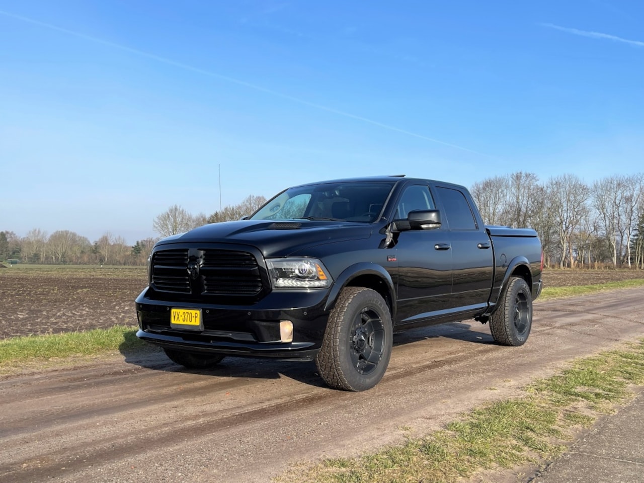 Dodge Ram Pick Up - 1500 SPORT 5.7 HEMI 4X4 BLACK LPG 3500 KG - AutoWereld.nl