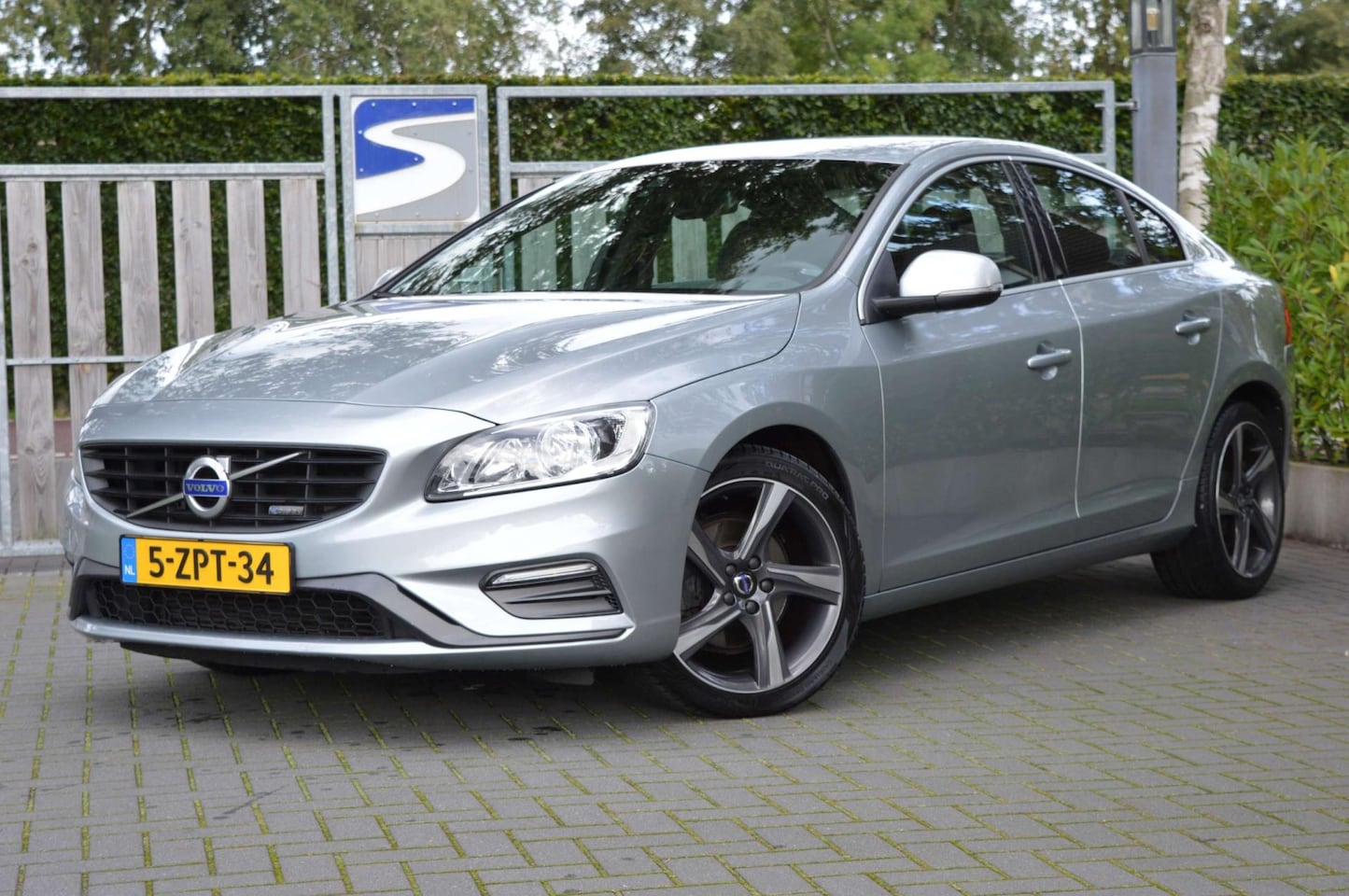 Volvo S60 - 1.6 T3 R-Design | Automaat | Navi | Leder - AutoWereld.nl