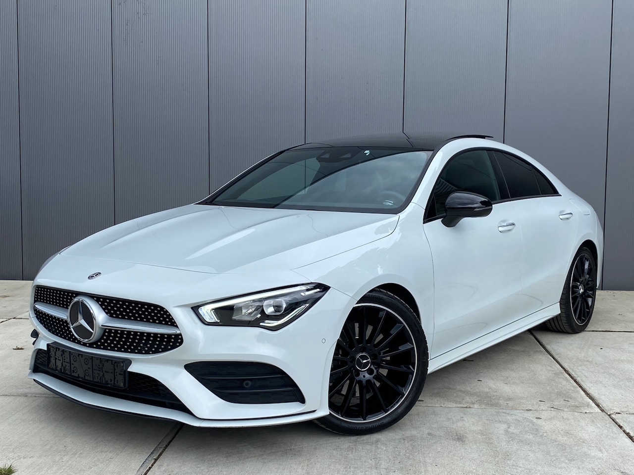 Mercedes-Benz CLA-Klasse - 200 AMG / Panoramadak / 19 inch / Nightpakket / Sfeerverlichting - AutoWereld.nl