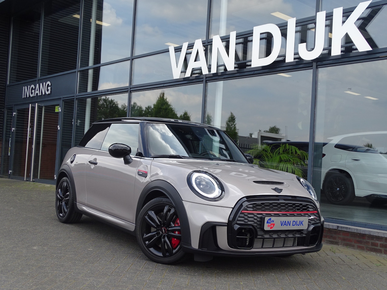 MINI John Cooper Works - Mini 2.0 231 pk JCW Pack Kuipstoelen Adaptive Cruis Driv.Ass. Apple CarPlay 17" LM Velgen - AutoWereld.nl