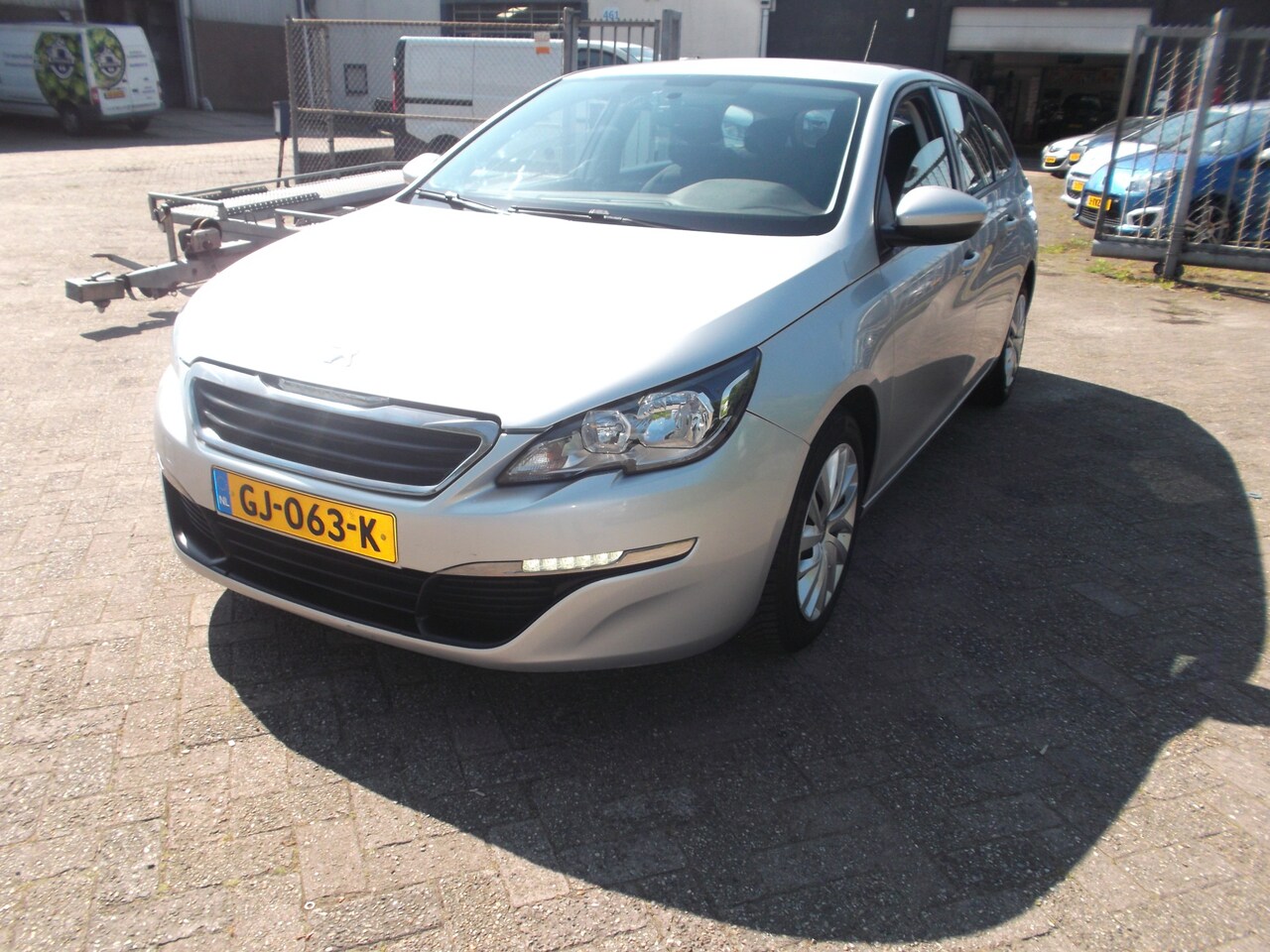 Peugeot 308 SW - 1.2 PureTech Blue Lease airco navi trekhaak - AutoWereld.nl