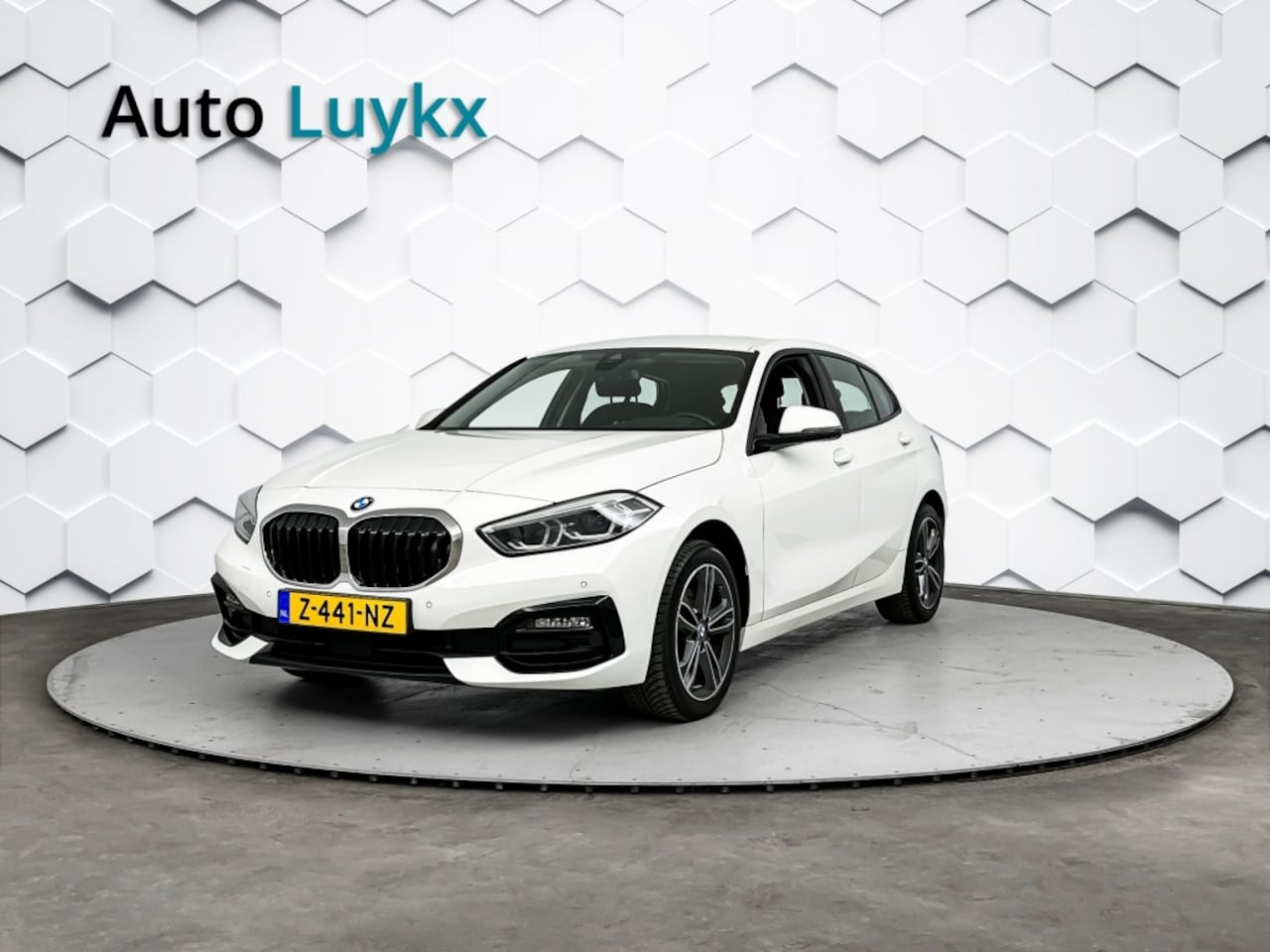 BMW 1-serie - 118i Sportline Automaat | Navigatie | 17'' L.M. Velgen | Half Leder/Stof Bekleding - AutoWereld.nl