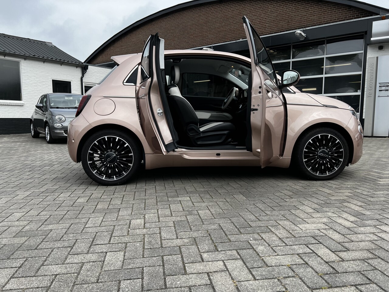 Fiat 500e - 3+1 La Prima 42 kWh - AutoWereld.nl