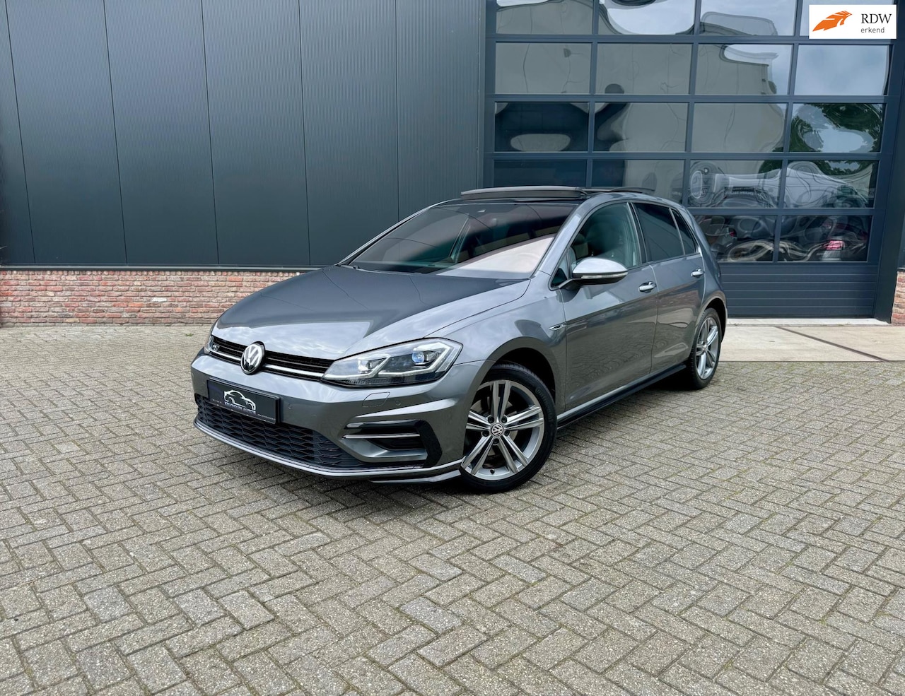 Volkswagen Golf - 1.5 TSI Highline R-Line 150pk Pano/Virtual/Keyless/Navi - AutoWereld.nl