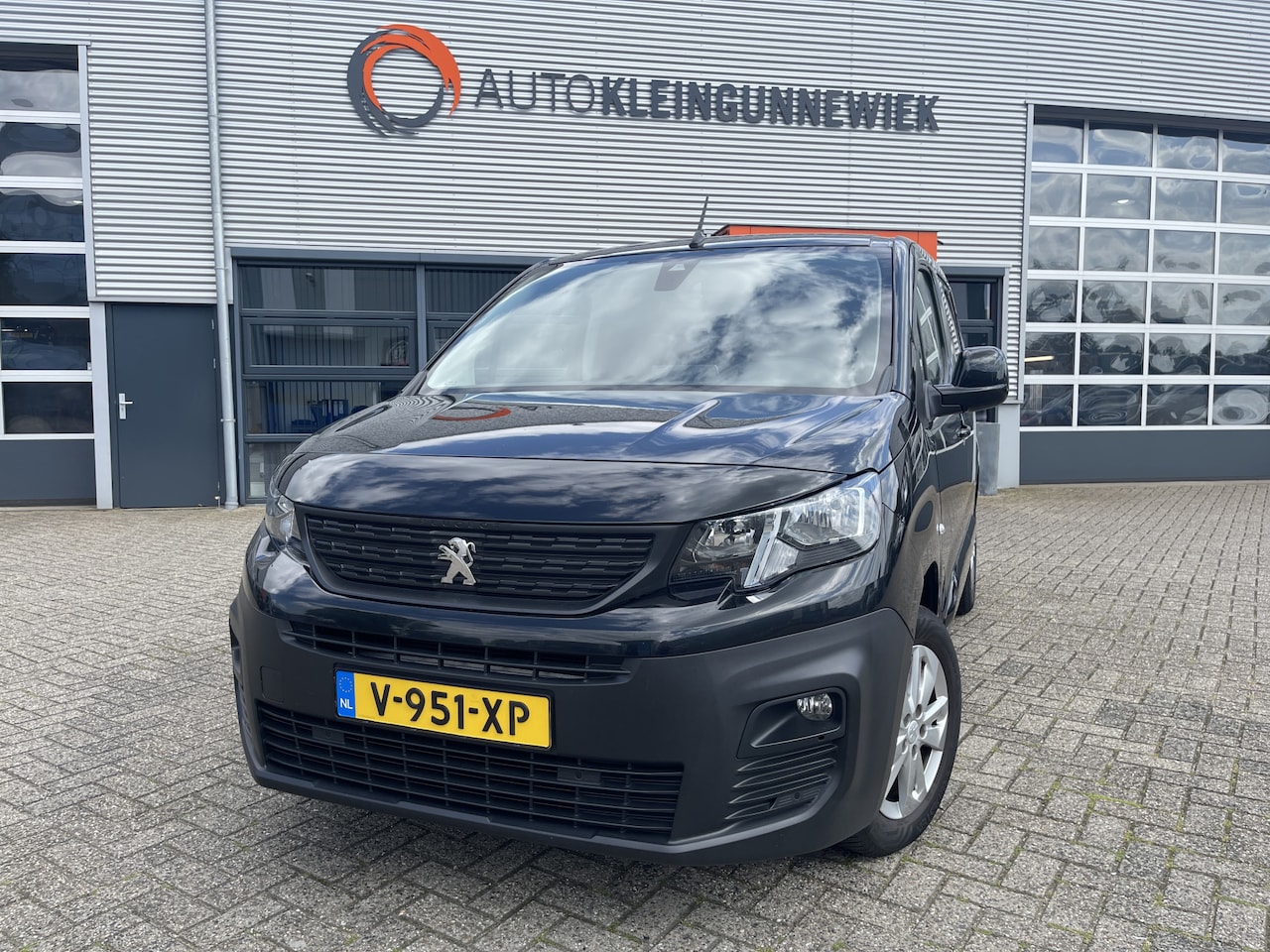 Peugeot Partner - 1.5 BlueHDI Asphalt NL-Auto / Navi / Appl/Android Carplay / Camera / All-season banden / L - AutoWereld.nl