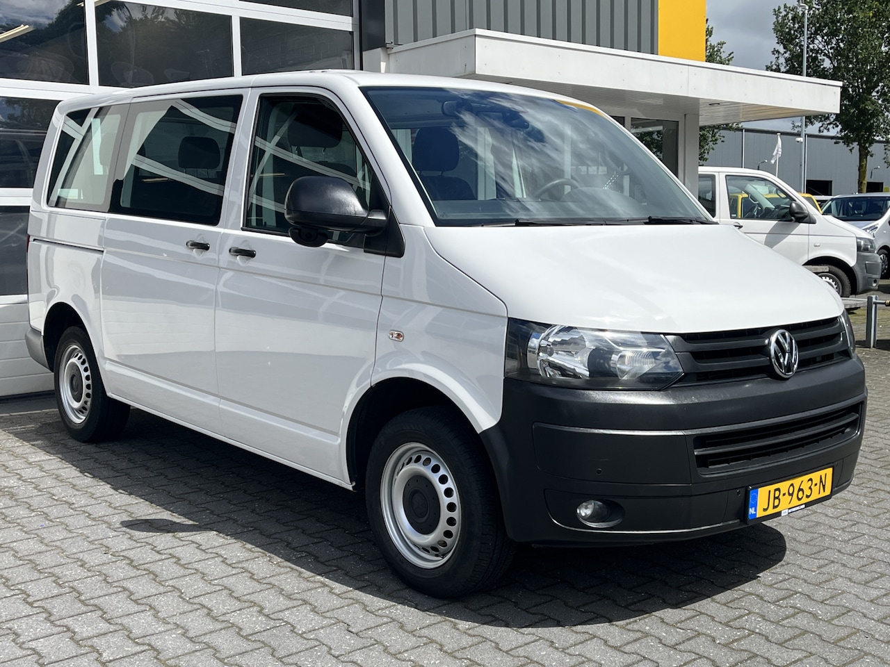 Volkswagen Transporter Kombi - 2.0 TDI DSG Automaat 140 pk L1H1 BTW en BPM vrij Airco Cruise control Trekhaak PDC 1e eige - AutoWereld.nl