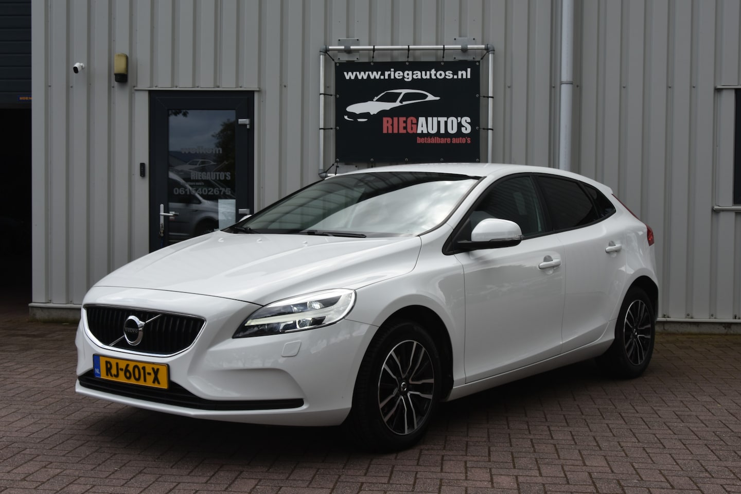 Volvo V40 - 2.0 T2 Nordic+. BJ 9-12-2017. Dealer onderhouden!! - AutoWereld.nl