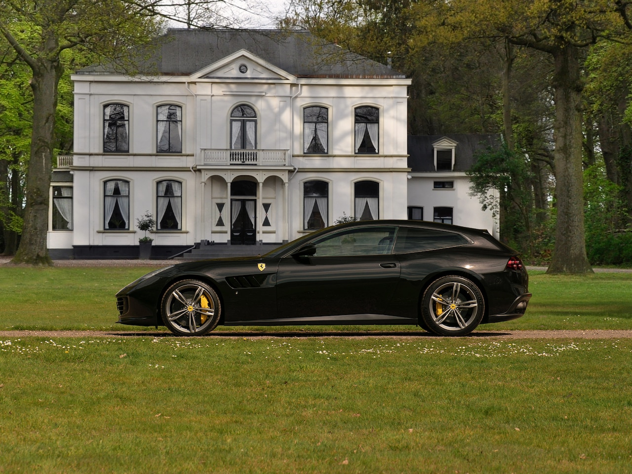 Ferrari GTC4 - Lusso 6.3 V12 | Lift | Carbon Driver Zone | Pass. Display | Camera v+a | JBL - AutoWereld.nl