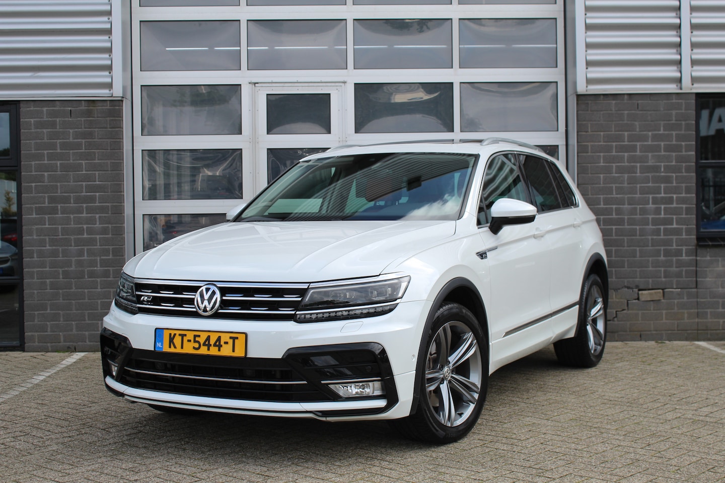 Volkswagen Tiguan - 2.0 TSI 4Motion Highline / R-Line / Panoramadak / Leer / N.A.P. - AutoWereld.nl