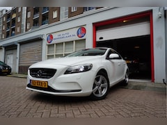 Volvo V40 - 1.6 T3 Momentum NL AUTO onderh NAVI XENON Autom inparkeren Park Distance Control Cruise St