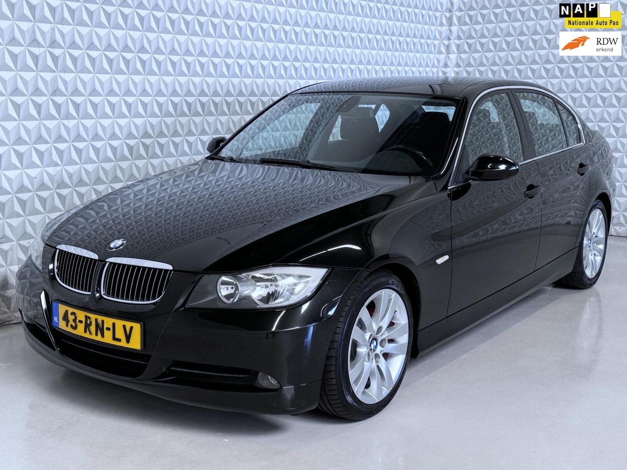 BMW 3-serie - 325i 6-cilinder Sedan in goede staat! (2005) - AutoWereld.nl