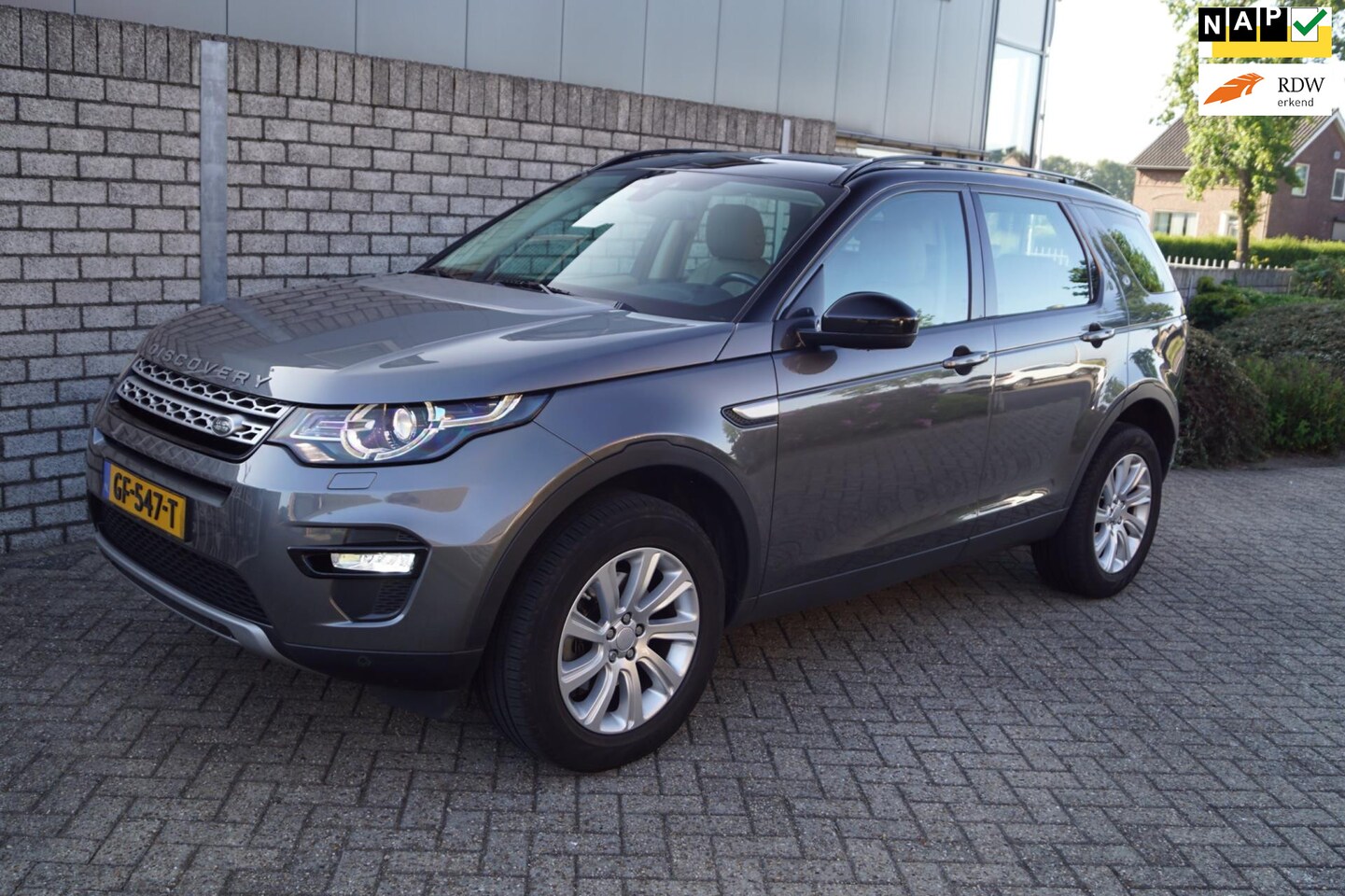 Land Rover Discovery Sport - 2.0 Si4 4WD HSE Autom 241PK Xeno Leder Stoelverw Navi Camera Clima 2x PDC LMV Trekhaak NL - AutoWereld.nl