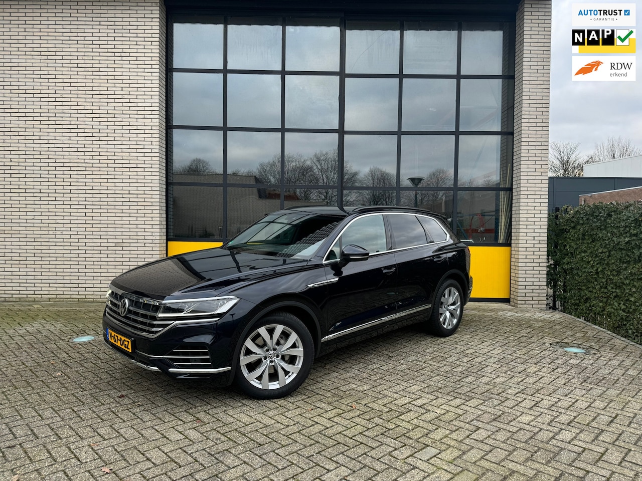 Volkswagen Touareg - Grijs kenteken! prijs excl BTW Trekhaak, luchtvering, Leer & adaptieve cruise - AutoWereld.nl