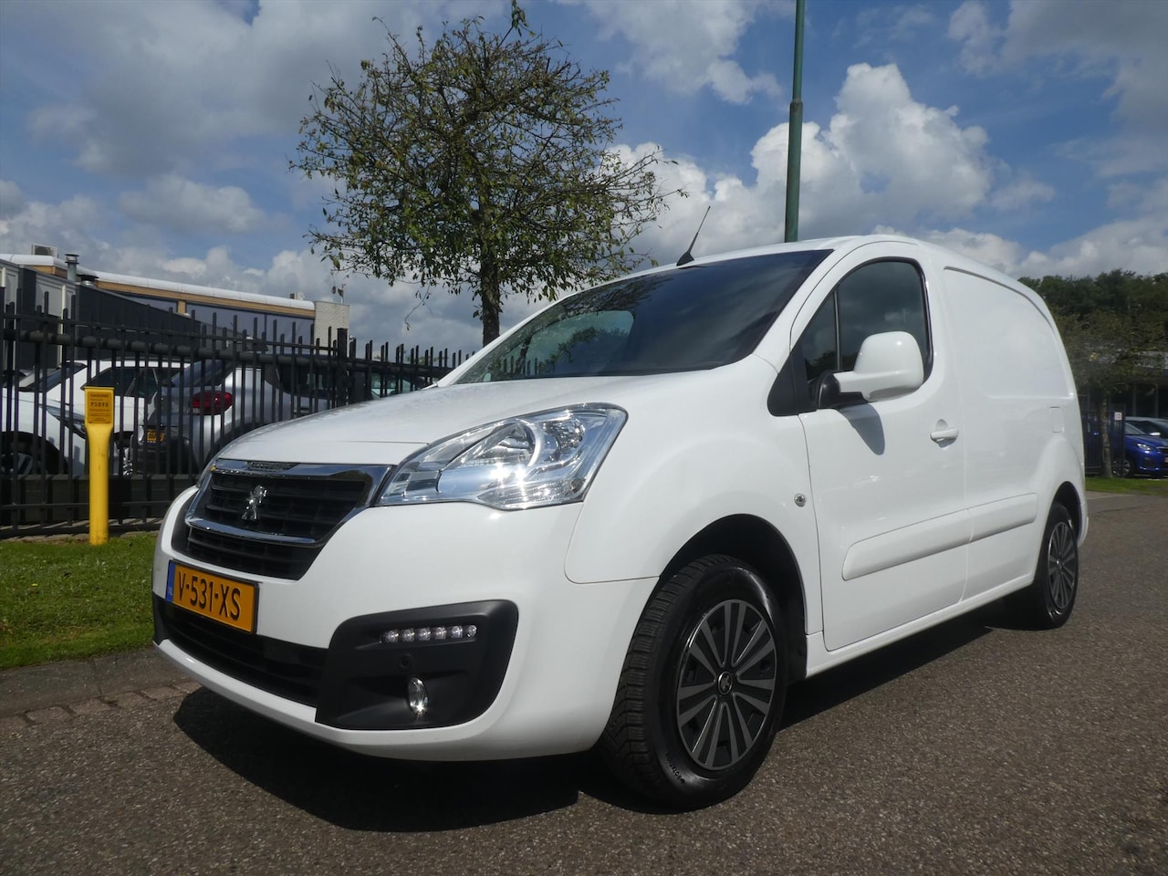 Peugeot Partner - New GB 120 L1 1.6 BlueHDi 75pk 3-zits Premium Pack Navigatie - AutoWereld.nl