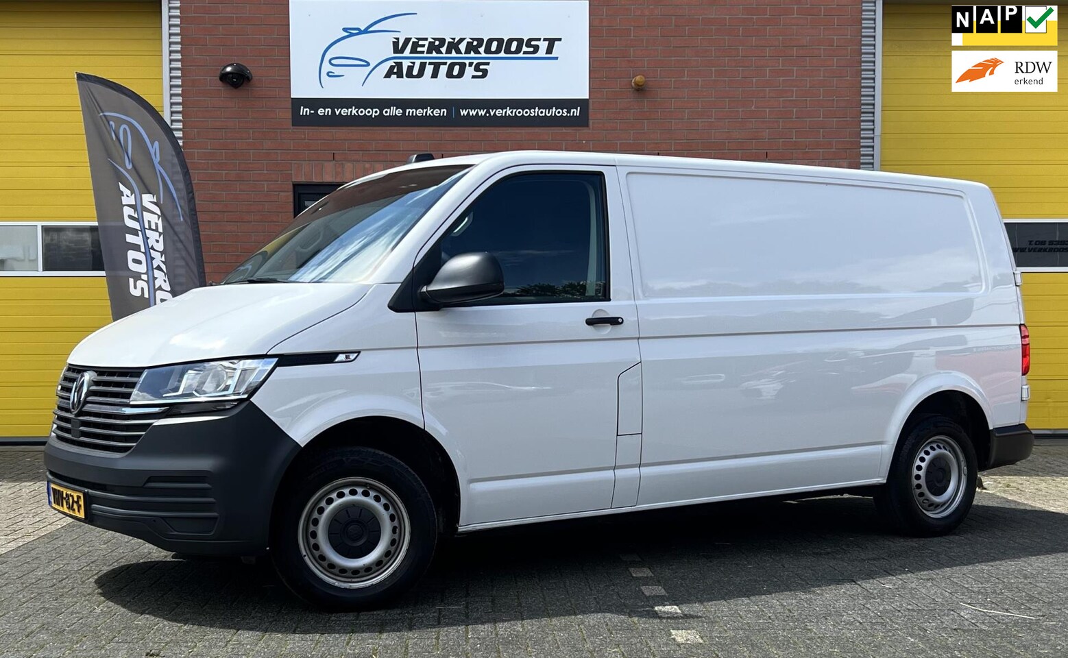 Volkswagen Transporter - 2.0 TDI L2H3 28 110pk .navi. pdc. nieuwstaat - AutoWereld.nl