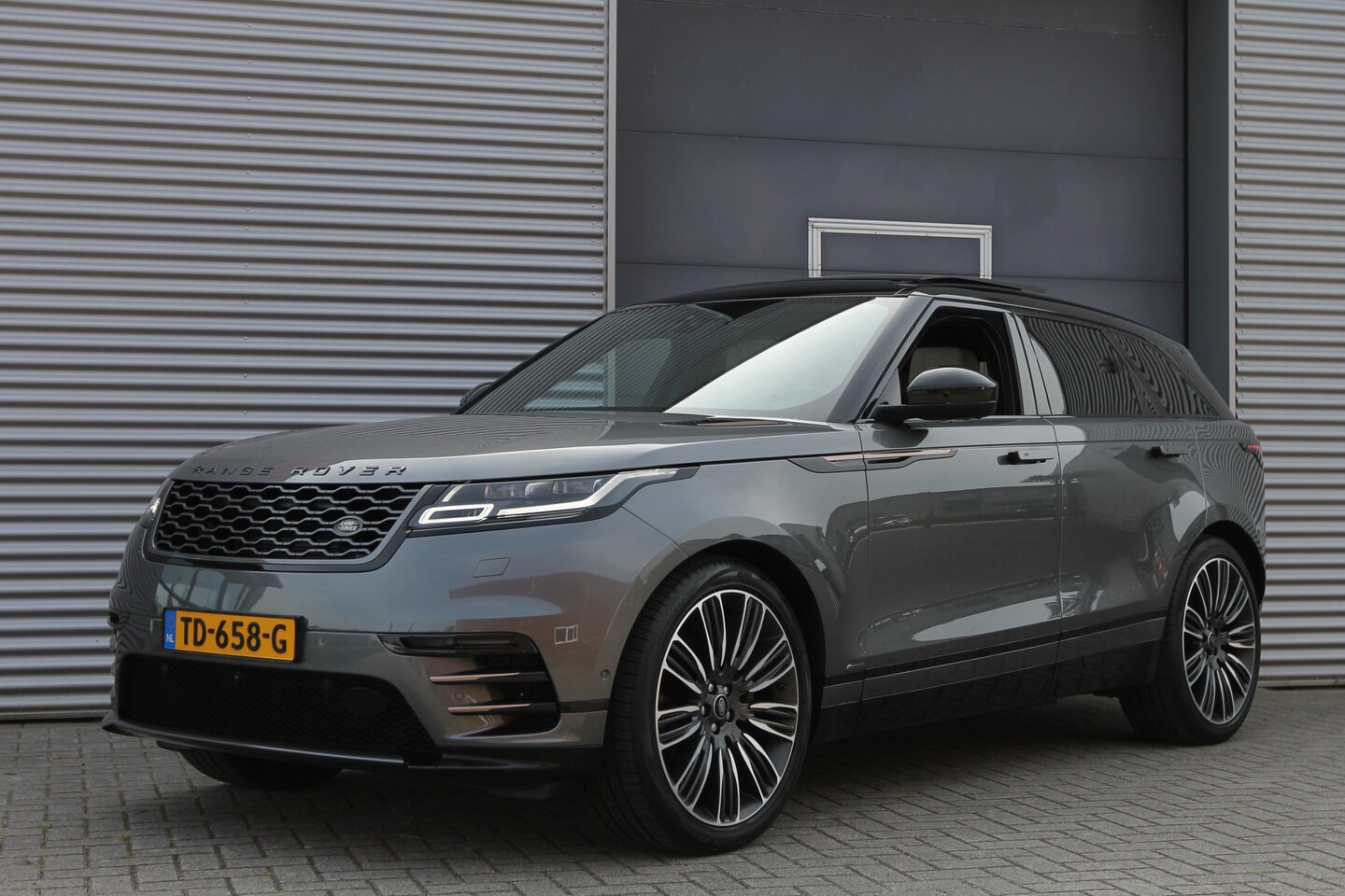 Land Rover Range Rover Velar - 3.0 V6 AWD First Edition I 300 PK I AUT. I R-DYNAMIC I PANO.DAK - AutoWereld.nl