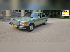 Mercedes-Benz 200-280 (W123) - 250 mooiste niet-gerestaureerde auto van Nederland Altijd binnen gestaan