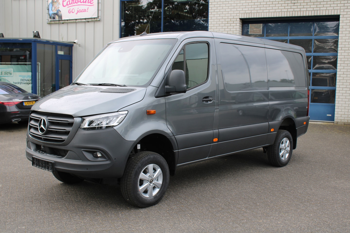 Mercedes-Benz Sprinter - 319 CDI 4x4 AWD L2H1 4x4, MBUX 10.25 met 360 graden camera, LED verlichting - AutoWereld.nl