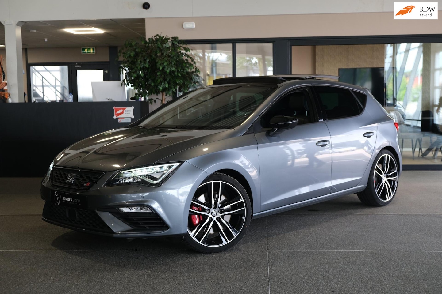 Seat Leon - 2.0 TSI CUPRA 300 Pano Navi Cam Trekhaak - AutoWereld.nl