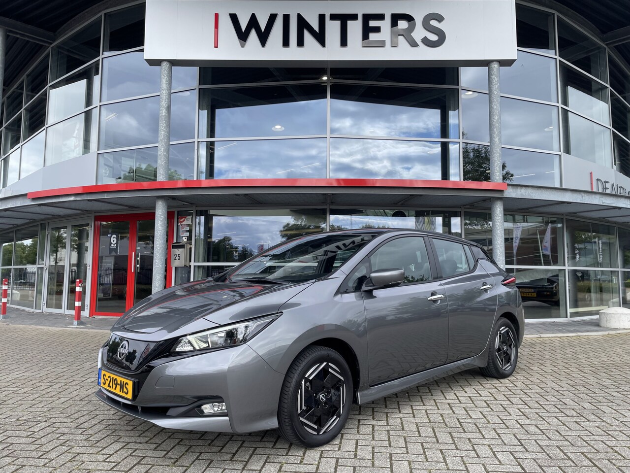 Nissan LEAF - Acenta 40 kWh €2000 Subsidie! Trekhaak Adap. Cr. Control Keyless Ecc-Airco 16" LMV BT Cam - AutoWereld.nl