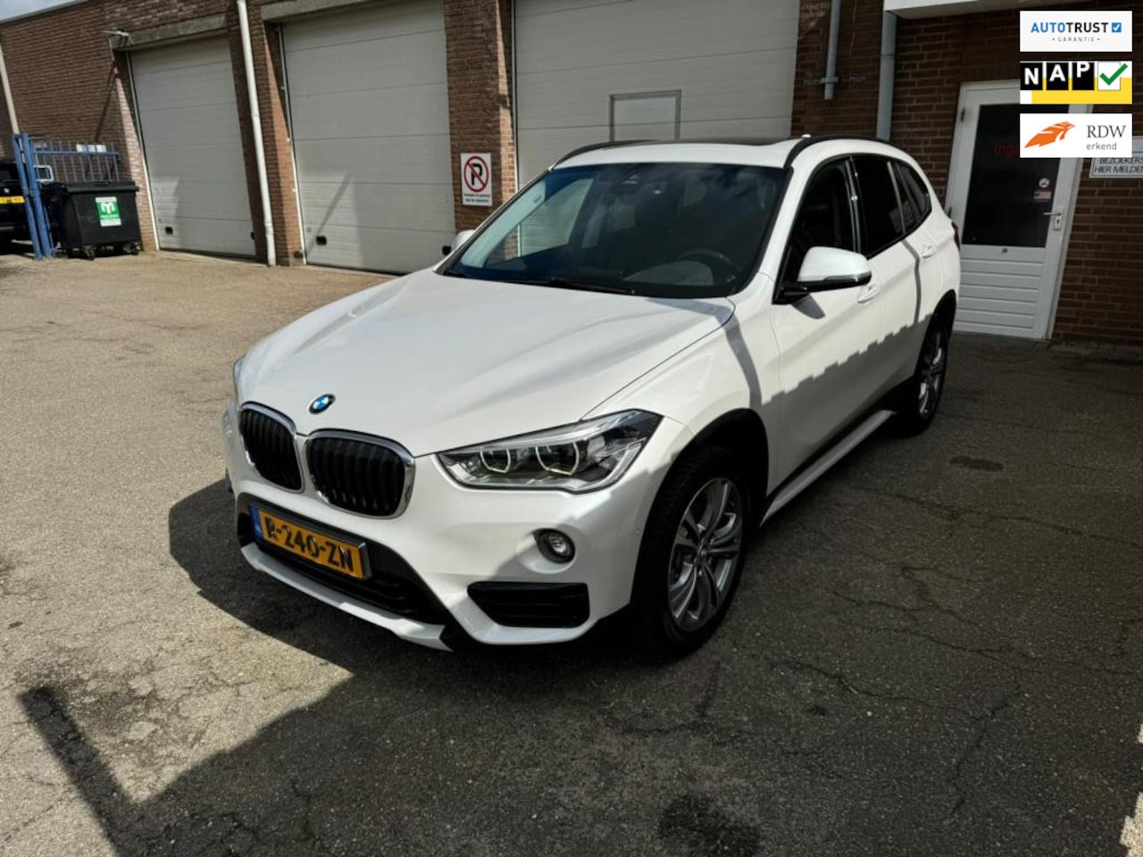 BMW X1 - SDrive18i High Executive headup pano leer vol opties - AutoWereld.nl