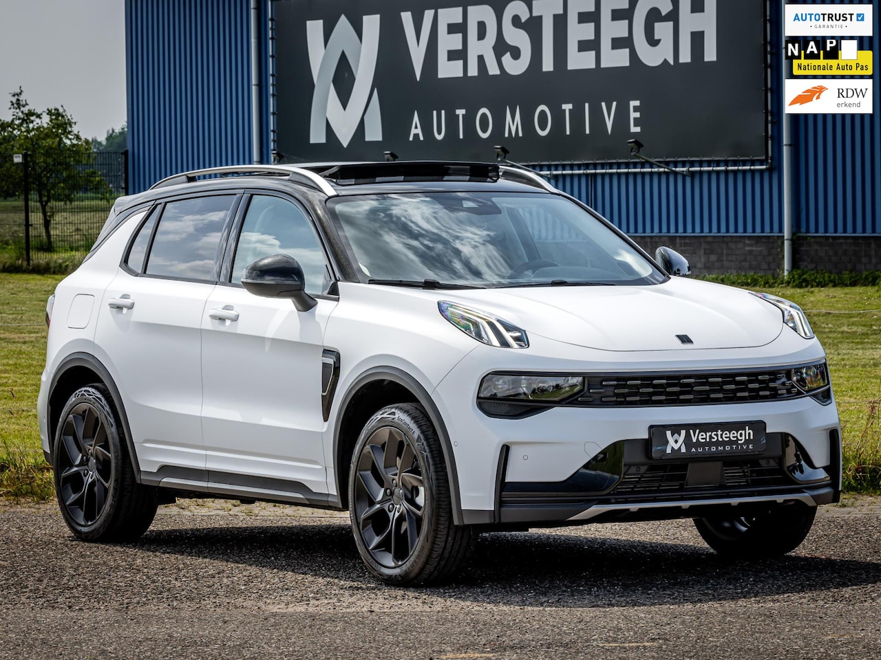 Lynk & Co 01 - 1.5 Plug-In Hybrid 262pk | Satin White Vanilla | Trekhaak | Blacked Out - AutoWereld.nl