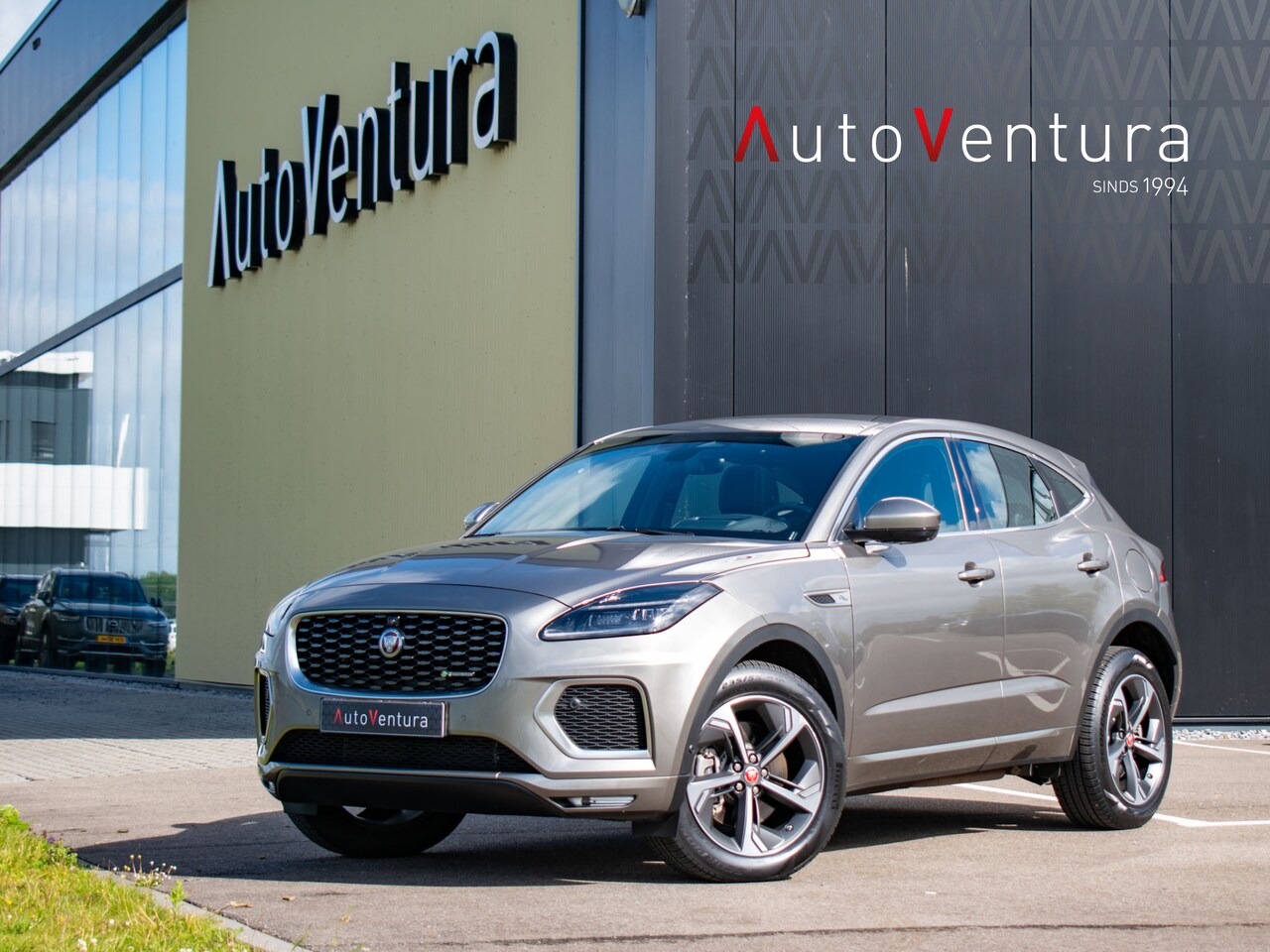 Jaguar E-Pace - P300e AWD R-Dynamic SE | Head-up | Keyless entry | Virtual Cockpit | Alcantara Hemel - AutoWereld.nl