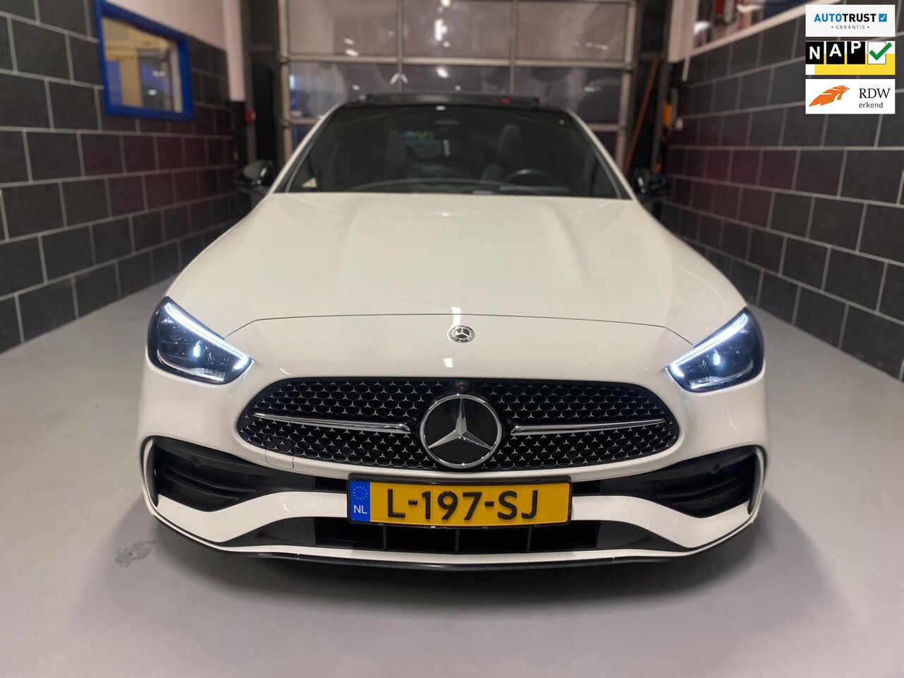 Mercedes-Benz C-klasse - 200 AMG Line | NL AUTO | 360 CAMERA | AUTOMAAT | MBUX | CARPLAY | PANO - AutoWereld.nl