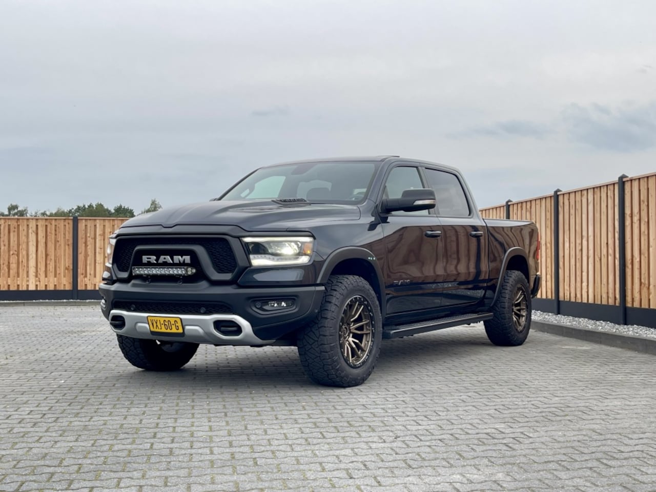 Dodge Ram Pick Up - 1500 REBEL 5.7 HEMI V8 1 EIG PANO MINI TRX! - AutoWereld.nl