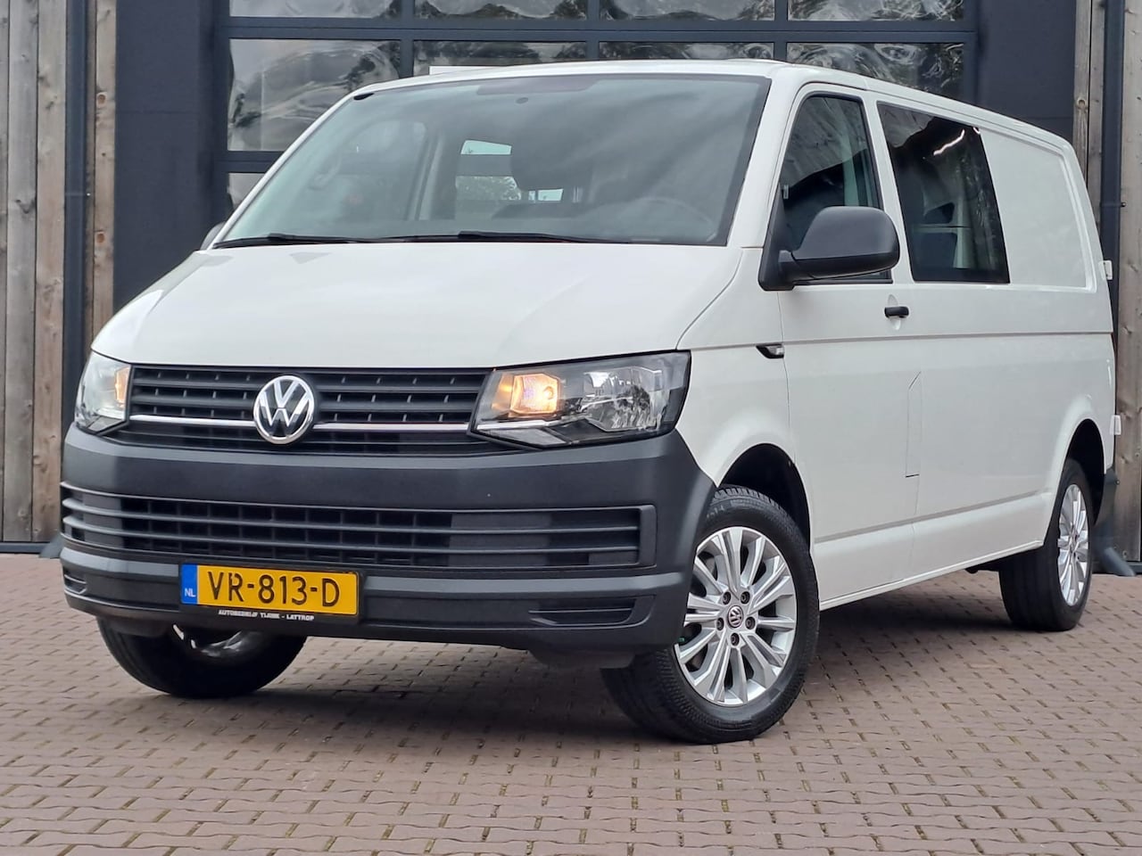 Volkswagen Transporter - 2.0 TDI L2H1 DC Trendline | Airco |  Cruise control |  Trekhaak |  Navigatie | LMV | - AutoWereld.nl