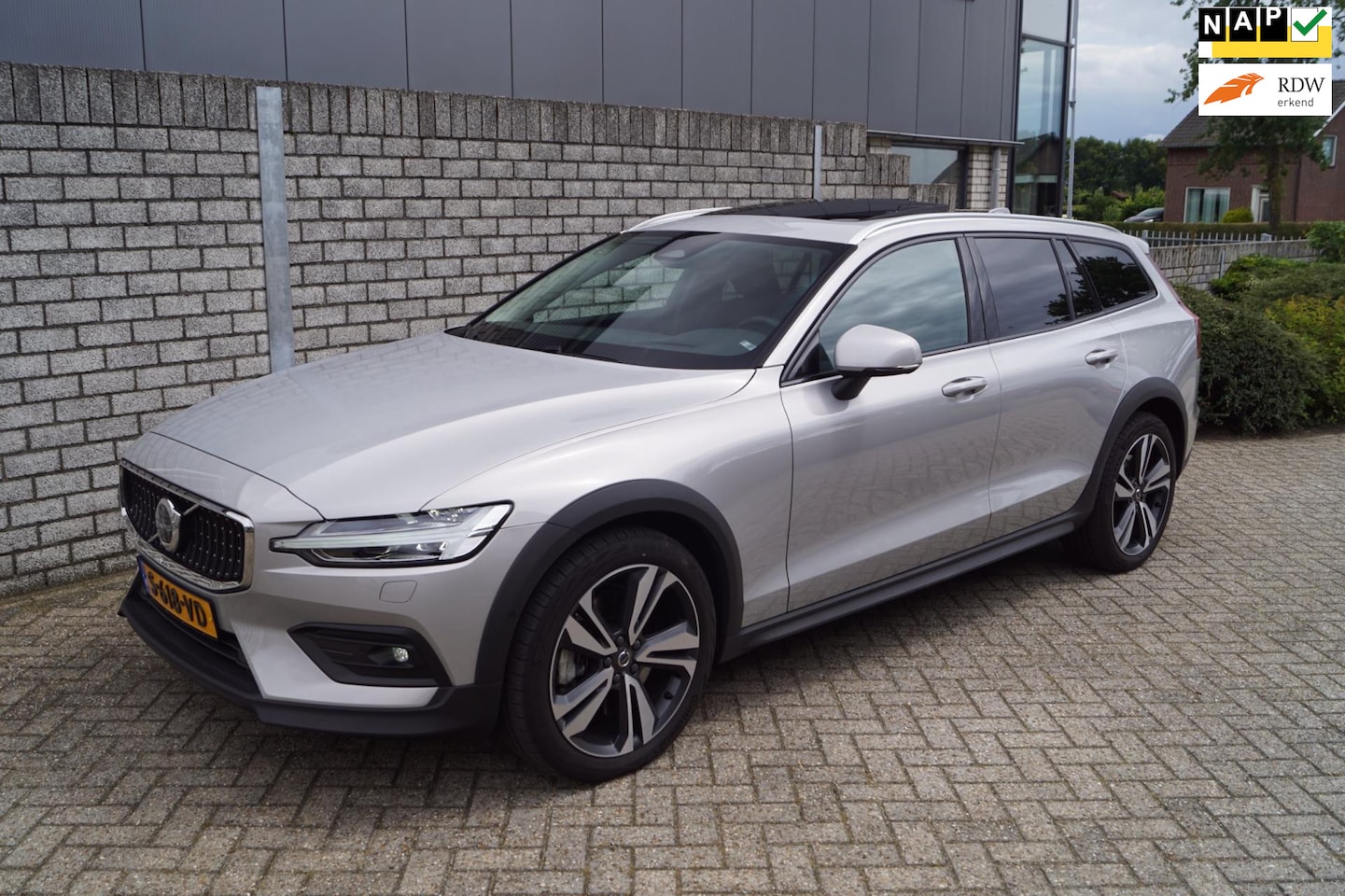 Volvo V60 Cross Country - 2.0 B5 AWD Ultimate 250PK Autom Panodak Leder Adaptieve Cruise Head-Up Navi Camera Clima 2 - AutoWereld.nl