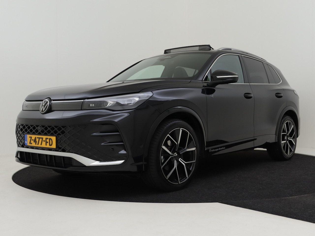 Volkswagen Tiguan - 1.5 eTSI R-Line Business - Trekhaak - Panoramadak - Massagestoelen - AutoWereld.nl