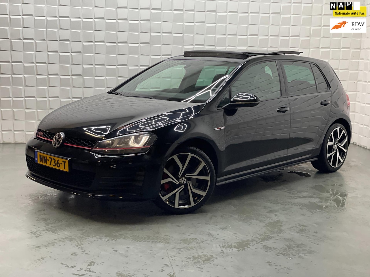 Volkswagen Golf - 2.0 TSI GTI PANO AUTOMAAT CRUISE - AutoWereld.nl